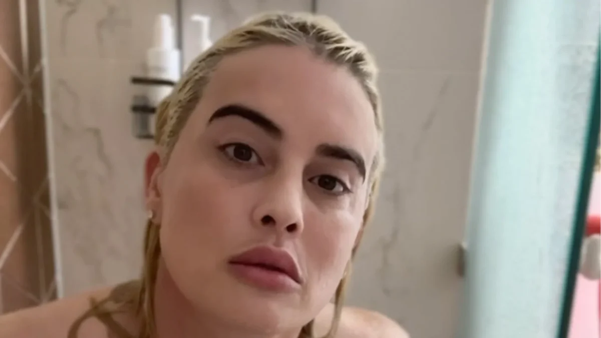 naked-transwoman-in-shower